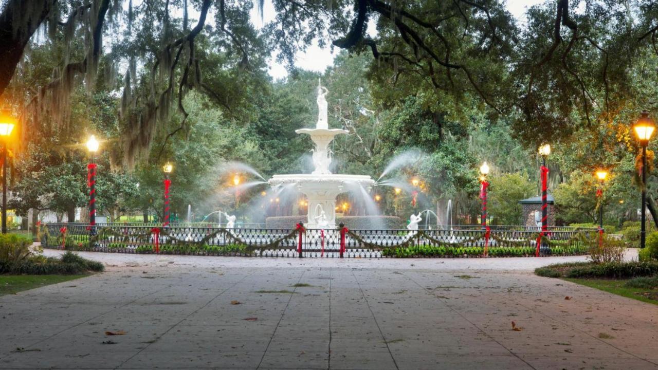 Southern Charmer-Historic District Downtown-Front Porch-Walk Score 90!!-Private Parking-1 Minute To Forsyth Park Savannah Dış mekan fotoğraf
